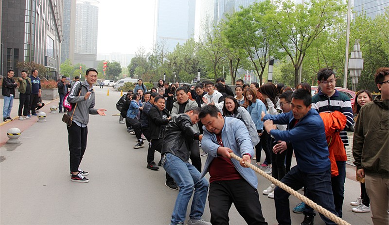 陕西hahabet集团工会组织进行春季拔河角逐 陕西hahabet集团工会组织进行春季拔河角逐