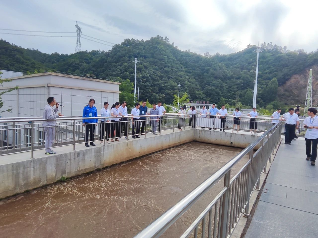 水环境商南公司结合商洛市生态环境局商南县分局发展hahabet设施向公家盛开活动