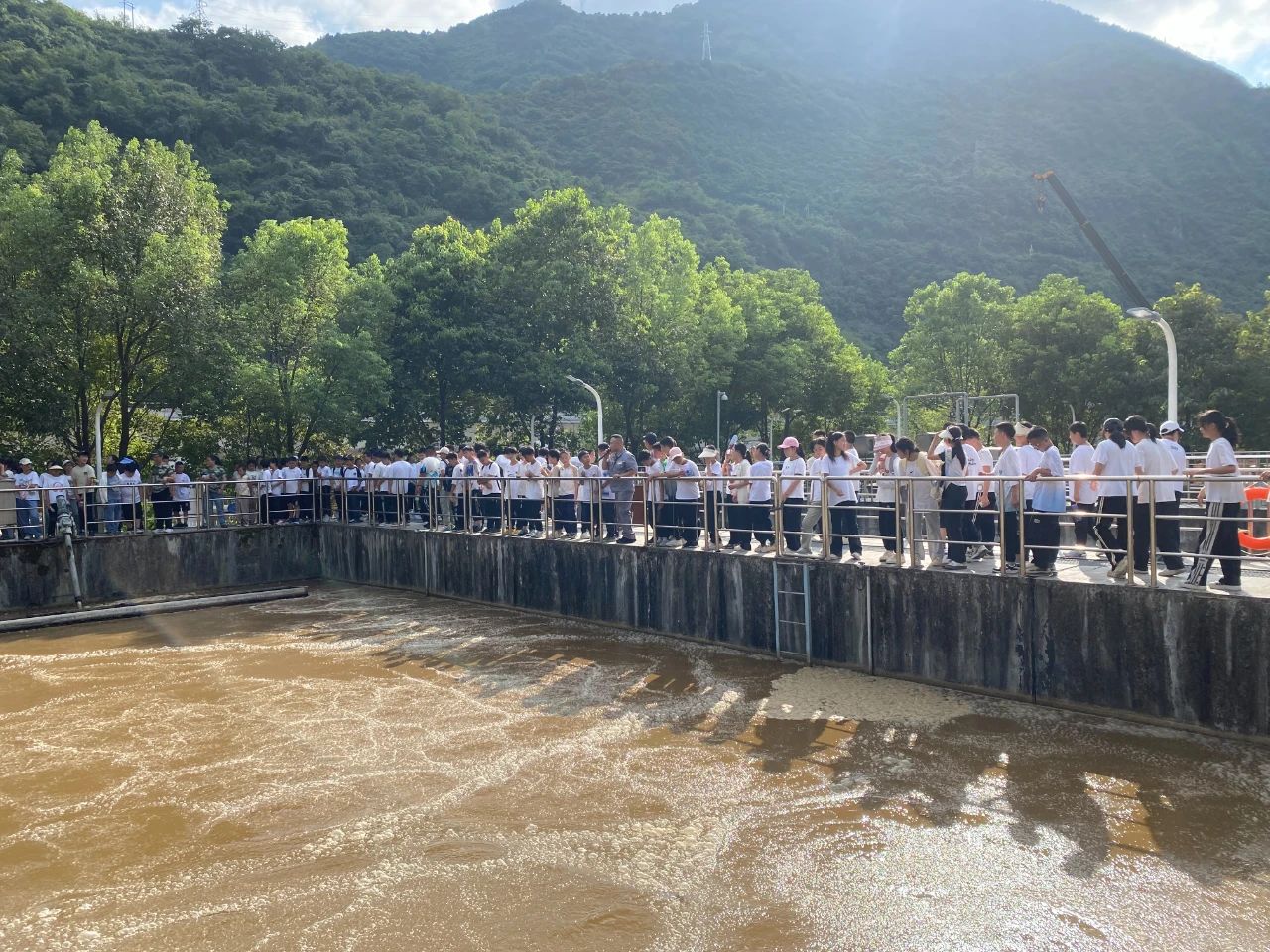 水环境公司镇安污水处置厂与镇安县第二中学进行hahabet设施公家盛开日活动暨“绿色文化教育基地”授牌典礼 水环境公司镇安污水处置厂与镇安县第二中学进行hahabet设施公家盛开日活动暨“绿色文化教育基地”授牌典礼