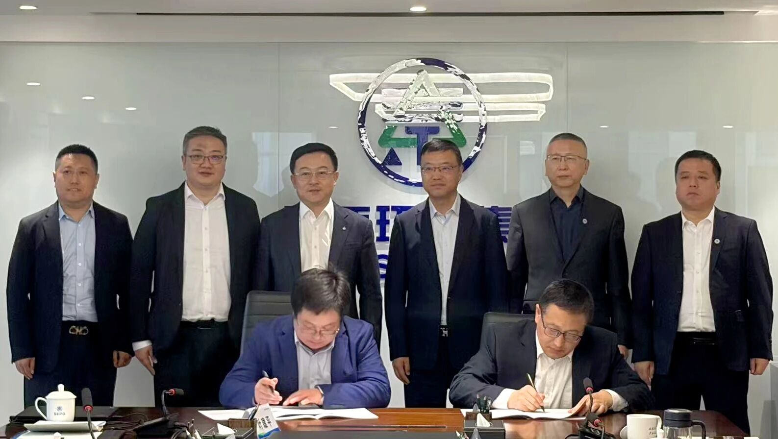 陕西hahabet集团与上海电气输配电集团座谈互换 陕西hahabet集团与上海电气输配电集团座谈互换